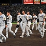 ４連敗で日本シリーズ進出を逃し、肩を落として引き揚げる阪神ナイン＝１７日午後、西宮市の甲子園球場（撮影・丸山桃奈）
