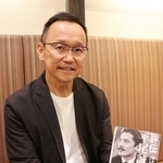 平尾誠二さんとの思い出や執筆の経緯を語る村上晃一さん＝京都市内