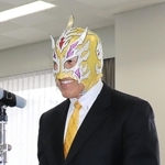 川西市議にトップ当選し、証書を受け取るビリーケン・キッド氏＝１９日午後、川西市役所