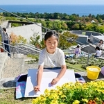 思い思いに草花や風景を描く子どもら＝淡路市夢舞台