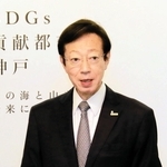 定例会見で話す神戸市の久元喜造市長＝20日、神戸市役所