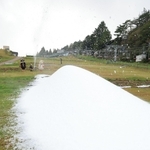 ゲレンデに積もっていく人工雪＝２０日午前、神戸市灘区六甲山町、六甲山スノーパーク（撮影・吉田敦史）