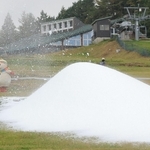 ゲレンデに積もっていく人工雪＝２０日午前、神戸市灘区六甲山町（撮影・吉田敦史）