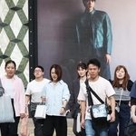秋冬物の衣服が店頭に並ぶ市街地では、半袖姿の人の姿も目立った＝２１日午後、神戸市中央区（撮影・辰巳直之）