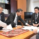 寺田吉道国土交通審議官（右端）に現状を説明する仲田一彦三木市長（中央）ら＝東京都千代田区