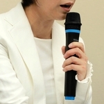 第１回口頭弁論を終え、会見する少女の母親＝２１日午後、神戸市中央区