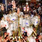 ちょうちんを激しくぶつけ合う氏子たち＝２１日夜、姫路市網干区宮内（撮影・中西幸大）