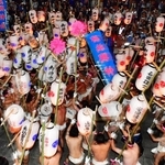 ちょうちんを激しくぶつけ合う氏子たち＝２１日夜、姫路市網干区宮内（撮影・中西幸大）