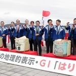 播磨国風土記ゆかりの酒造りを再現しようと、酵母菌を採取する酒蔵関係者ら＝２０１３年７月、宍粟市一宮町の庭田神社