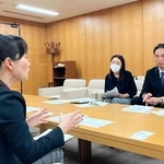 認定基準の明確化などを求め、兵庫県の担当者に要望書を提出した県保険医協会の会員医師（右）ら＝県庁
