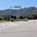 今年３月に全線開通したオニオンロード。農産物を運ぶトラックや地域住民の乗用車が走る＝洲本市千草乙