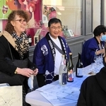 屋外イベントでＧＩはりまをＰＲする、はりま酒文化ツーリズム協議会の田中康博会長（中央）＝２０２１年１０月、フランス・ボルドー地方（提供）