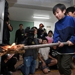 自らおこした火をストーブに移す児童たち＝２３日午前、神戸市灘区六甲山町、六甲山小学校（撮影・風斗雅博）