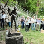 慰霊碑の建立から３０年。今年も追悼行事が開かれた＝神戸市兵庫区会下山町１
