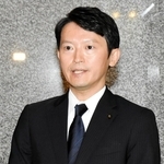 自身の給与を減額する改正条例案について、５度目の継続審議が決まり受け止めを述べる斎藤元彦知事＝２３日午後、神戸市中央区、兵庫県公館