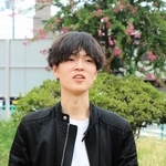 自宅で認知症の祖母を介護する大学生石川達也さん。手に持つのは、祖母のおなかに打つインスリン注射器＝姫路市内