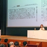 イイミミファンのつどいで思い出の投稿について話す登壇者ら＝三木市福井、市文化会館