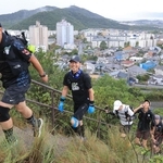 一歩ずつ踏みしめて階段を上る参加者＝神戸市須磨区東須磨（撮影・吉田敦史）