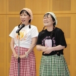 がんの経験をネタに、漫才を披露する「さくらんぼ」の（右から）森野くるみさんと楠部知子さん＝神戸市中央区橘通３、市立婦人会館