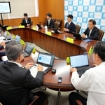 中央こども家庭センターの建て替えなどで議論を交わす県幹部ら＝県庁