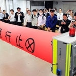 空気で円筒形のバルーンが膨らむ「エアー遮断機」の実演もあった＝２７日午後、神戸市教育会館