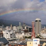 ポートタワー上空にかかる虹＝２８日午後、神戸市中央区東川崎町１から