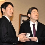 斎藤元彦知事（左）とともに、贈られた真珠のネクタイピンを手に記念写真に納まる韓国の李赫駐日大使＝２８日午前、神戸市中央区下山手通４、兵庫県公館