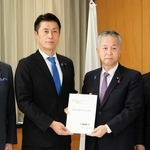 防災庁の組織体制などに関する提言書を細野豪志防災担当相（左から２人目）に手渡す日本維新の会の金子道仁参院議員（同３人目）＝東京都千代田区
