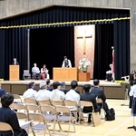 新しくなった講堂「ミカエルホール」で行われた落成式＝神戸国際大学付属高校