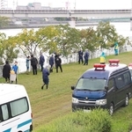 遺体が見つかった神崎川で３度目の捜索をする兵庫県警の捜査員＝３０日午後１時１５分、尼崎市戸ノ内町