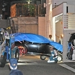 シャッターを破って民家の車庫に突っ込み、レッカー車で運び出される車＝９月３０日夜、神戸市兵庫区荒田町３
