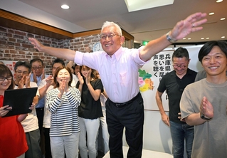 当選が確実となり、支援者らにあいさつする泉房穂氏＝神戸市中央区元町通２（撮影・大田将之） 