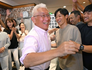 当選が確実となり、支援者らと喜ぶ泉房穂氏＝神戸市中央区元町通２（撮影・大田将之） 