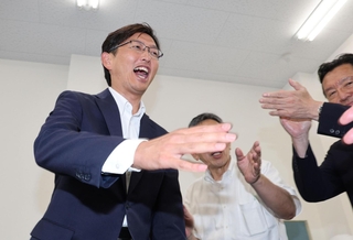 支援者らと当選を喜ぶ高橋光男氏＝神戸市中央区八幡通４（撮影・小林良多）