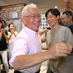 当選が確実となり、支援者らと喜ぶ泉房穂氏＝神戸市中央区元町通２（撮影・大田将之） 