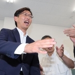 支援者らと当選を喜ぶ高橋光男氏＝神戸市中央区八幡通４（撮影・小林良多）