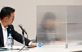 立花孝志氏に対する刑事告訴が受理され、会見をする竹内英明前兵庫県議の妻（右）＝８日午後、神戸市中央区元町通４（撮影・斎藤雅志）