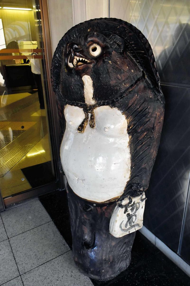 神戸新聞next 総合 ポン太 明石駅に復活 壊された信楽焼 兄弟 を移設