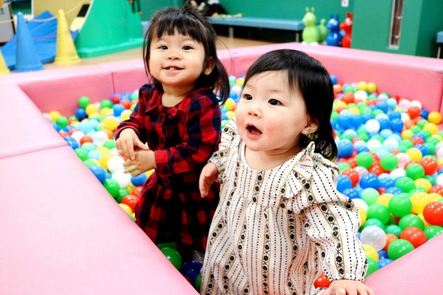 ボールプールで遊ぶ詩ちゃん（１）＝左＝と結唯ちゃん（９カ月）