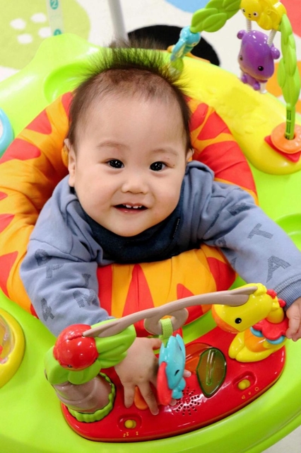 おもちゃに乗ってご機嫌な佑誠ちゃん（９カ月）