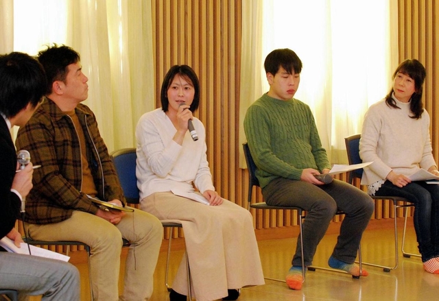 自身の経験などを語る福井友利さん（中央）と中埜翔太さん（右から２人目）ら＝１日午前、神戸市東灘区本庄町１