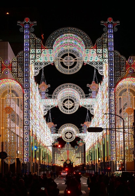 試験点灯した「神戸ルミナリエ」＝２日夜、神戸市中央区（撮影・秋山亮太）