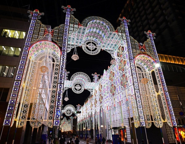 試験点灯された「神戸ルミナリエ」＝２日夜、神戸市中央区（撮影・秋山亮太）
