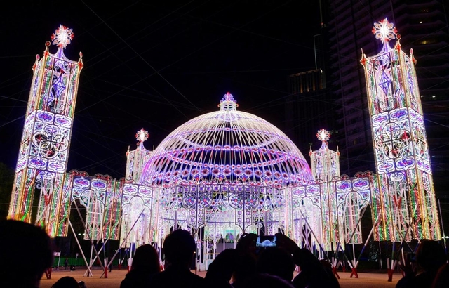 試験点灯された「神戸ルミナリエ」＝２日夜、神戸市中央区（撮影・秋山亮太）