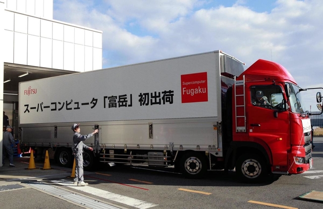 計算機は、側面に「スーパーコンピュータ『富岳』初出荷」と書かれたトラックで運搬された＝３日午前、神戸市中央区港島南町７（撮影・鈴木雅之）