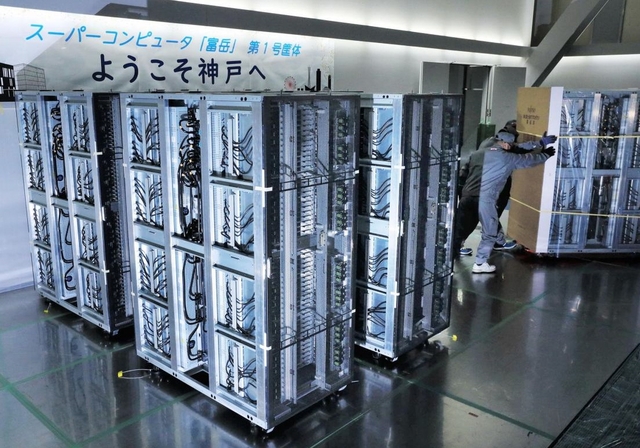 理研内部に運び込まれたスパコン「富岳」＝３日午前、神戸市中央区港島南町７（撮影・鈴木雅之）
