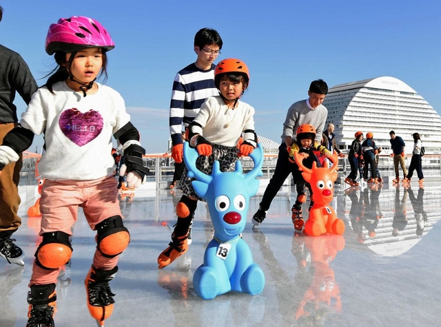 港のアイススケートを楽しむ親子ら＝神戸市中央区東川崎町１（撮影・後藤亮平）