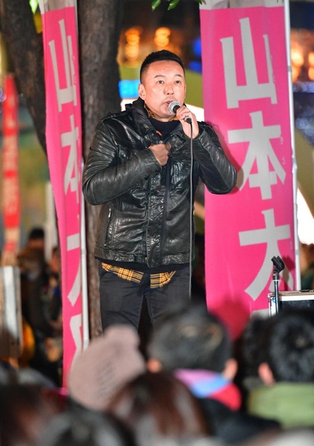 対話形式で演説するれいわ新選組の山本太郎代表＝３日午後、神戸市中央区（撮影・秋山亮太）