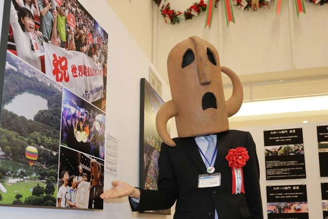 自らが写った作品を指し示すゲストのハニワ部長＝４日午前、京都市南区西九条鳥居口町