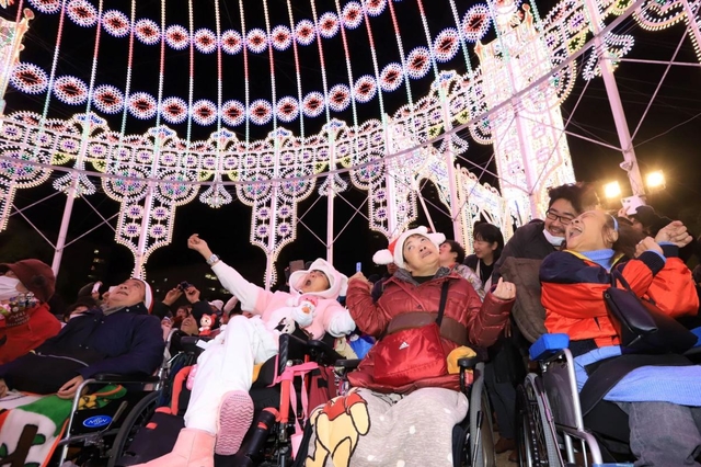 光の装飾を見上げる来場者＝神戸市中央区加納町６（撮影・斎藤雅志）